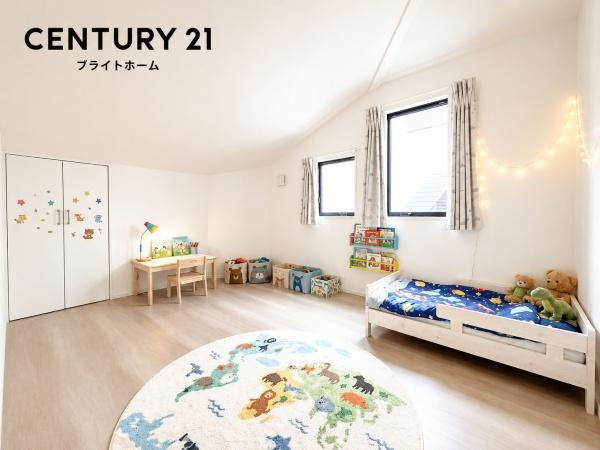 横浜市中区本牧間門の新築一戸建の洋室|窓からの光が嬉しい洋室です。
収納もあり、荷物が多い方にも安心です♪
※家具等はCGでの参考レイアウトです。