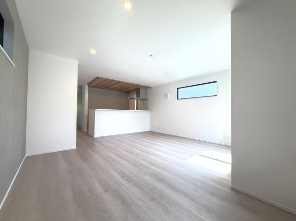 横浜市中区本牧間門の新築一戸建の居間・リビング|対面式のキッチンはお料理中でも家族とのお話も弾みます。

