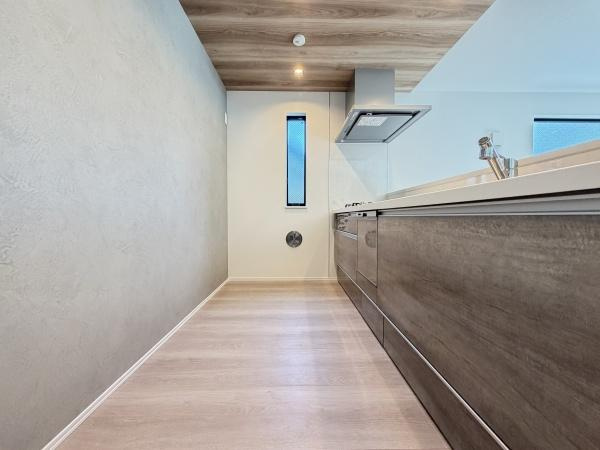 横浜市中区本牧間門の新築一戸建のキッチン|広々としたキッチンは、
落ち着いて料理が出来ます！