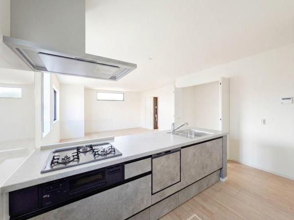 横浜市旭区三反田町の新築一戸建のキッチン|広々としたキッチンは、
落ち着いて料理が出来ます！