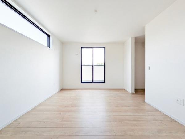 横浜市旭区三反田町の新築一戸建の洋室|二面採光の明るく、落ち着きのある洋室！
休日はこちらでおくつろぎ下さい♪