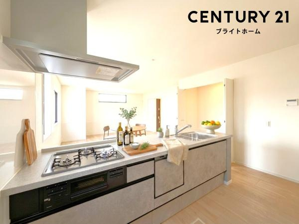 横浜市旭区三反田町の新築一戸建のキッチン|広々としたキッチンは、
落ち着いて料理が出来ます！
※家具はCGでの参考レイアウトです。