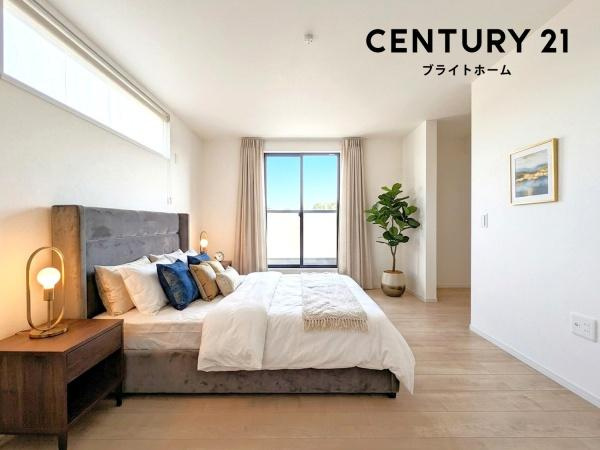 横浜市旭区三反田町の新築一戸建の洋室|窓からの光が嬉しい洋室です。
収納もあり、荷物が多い方にも安心です♪
※家具等はCGでの参考レイアウトです。
