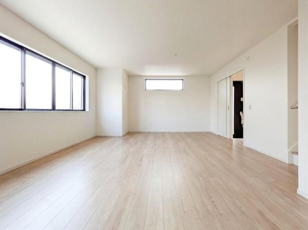 横浜市旭区三反田町の新築一戸建の居間・リビング|窓からは明るい光が差し込みます！
電気をつけなくても明るいです。