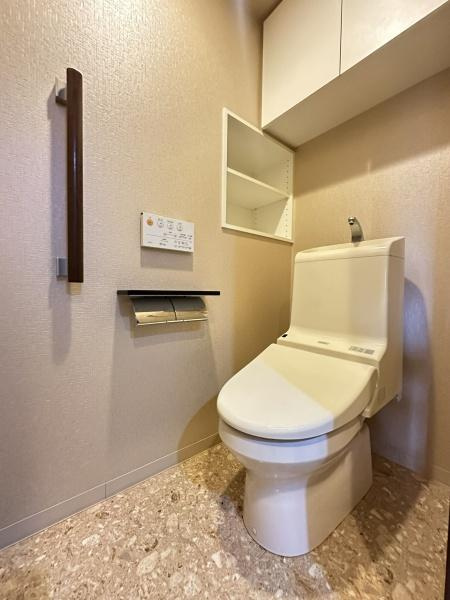 グランイーグル千歳船橋のトイレ|すっきりとしたデザインのトイレ空間。シンプルにまとめられた室内は、掃除のしやすさにも優れています。