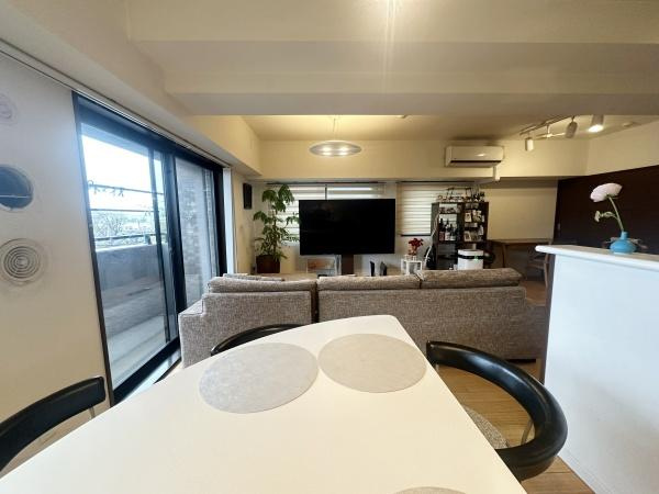 【居間・リビング】 | グランイーグル千歳船橋 | こだわった家具を配置し、お洒落な空間を演出できます