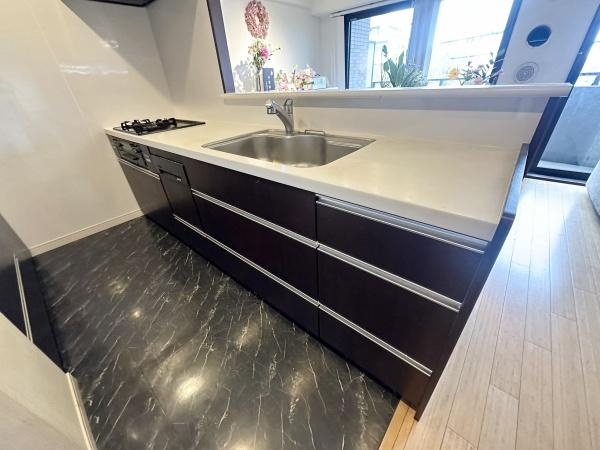 グランイーグル千歳船橋のキッチン|キッチンスペースは広々しており、調理の効率が上がる３口コンロに、食洗器もついており、家事もはかどります