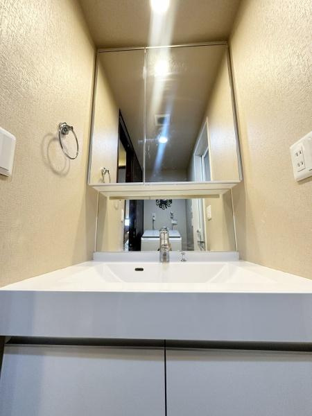 グランイーグル千歳船橋の独立洗面台|十分な大きさの洗面台は収納力大。身だしなみチェックや歯磨きなど、朝の慌ただしい時間でも余裕とゆとりを感じられます！