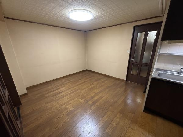 【居間・リビング】 | パレスハイツ京橋 | こちらの画像は、AIを用いて家具等を消しております。