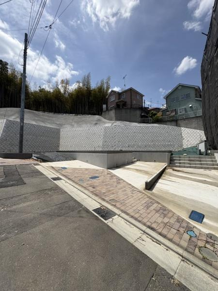 横浜市泉区岡津町の売地の前面道路含む現地写真