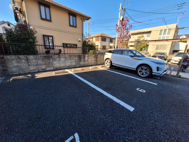 ヴィルノール吉祥寺の駐車場