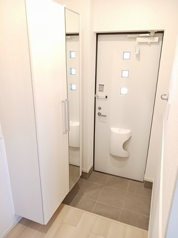 ベルウッド八街Ⅱの玄関|収納もある玄関です