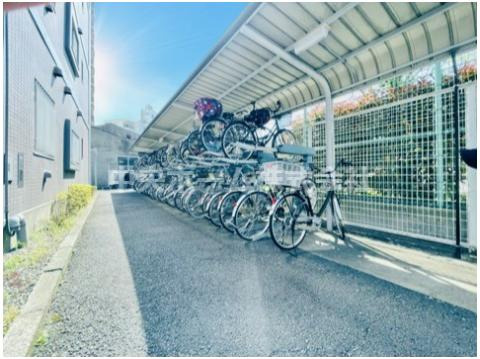 コスモお花茶屋三番館の駐輪場|【自転車置き場】最新の空き状況や費用などの詳細は担当スタッフまでお問い合わせください。