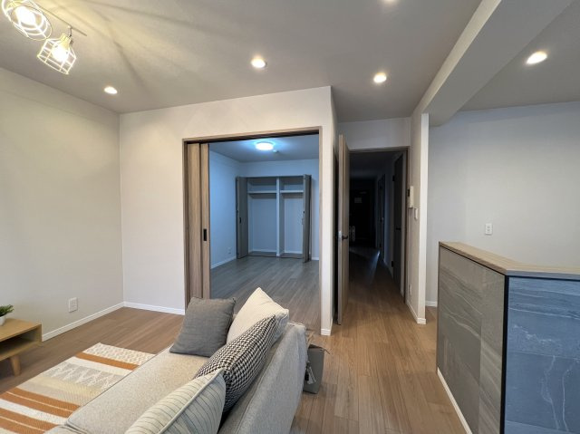 米子市錦町３丁目の中古マンションの居間・リビング|バルコニーを背に洋室・廊下を見た際の図