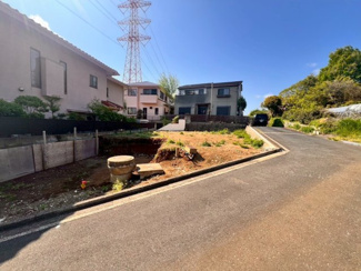 【前面道路含む現地写真】 | グランファミーロユーカリが丘1 | 会話が弾むリビング、料理が愉しくなるキッチン、明日への活力を養うベッドルーム。家はただ生活する場ではなく、暮らしを愉しく、快適にする場所。四季を通じて自然と触れ合えるスポットが周辺には盛りだくさん！！