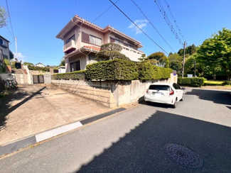 【前面道路含む現地写真】 | グランファミーロユーカリが丘1 | お散歩も快適な緑に恵まれた住宅地は、伸び伸びスローライフを叶えてくれます。自然豊富な季節の移ろいを身近に感じられる環境。小学校や幼稚園・保育園が徒歩圏内♪家庭も、安心して新生活をスタートできますね♪♪