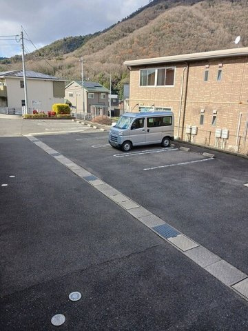 エテルノ・アロッジオ弐番館の駐車場|駐車場があるので、車を買う予定の方も安心です