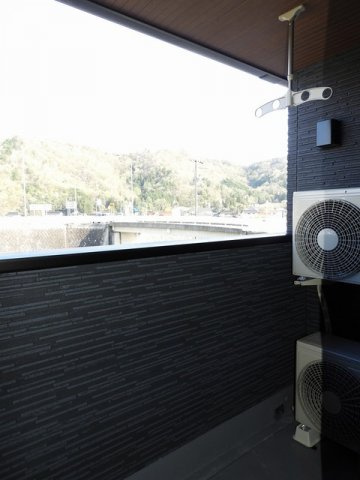 リバイドのバルコニー|外からの目が気にならないバルコニーで洗濯物が干せます