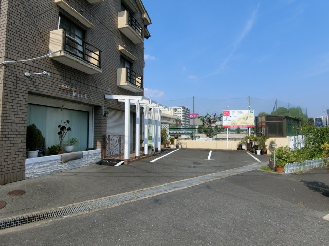 フェルムメゾン筒井の駐車場