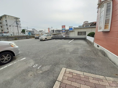 【駐車場】 | サンビレッヂ野里 | 駐車場があるので、車を買う予定の方も安心です