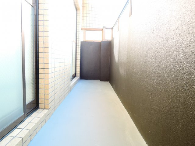 モダンアパートメント高槻城南のバルコニー