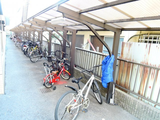 モダンアパートメント高槻城南の駐車場