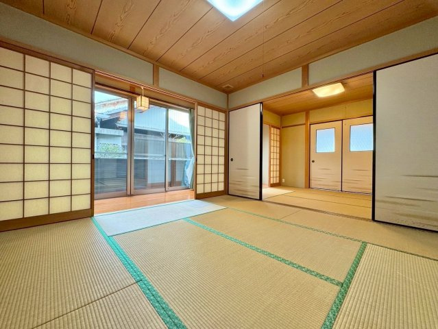 近江八幡市安土町東老蘇　中古戸建ての和室|1F 8帖和室。イグサの香りに包まれ、ほっと心が安らぎます。