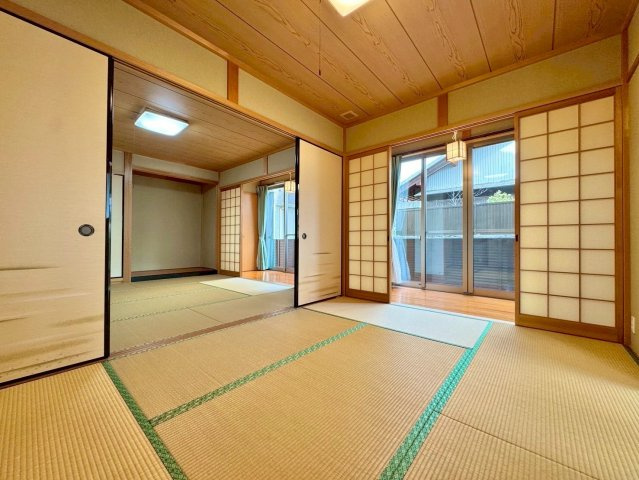 近江八幡市安土町東老蘇　中古戸建ての和室|1F 6帖和室。日本らしい落ち着いた雰囲気と、使い勝手の良い現代の設備を取り入れ、バランスの取れたお住まいです。