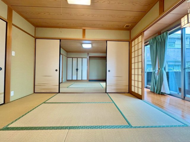 近江八幡市安土町東老蘇　中古戸建ての和室|1F 6帖和室。和室2室をつなげて使える、開放感と使い勝手の良さが魅力です。