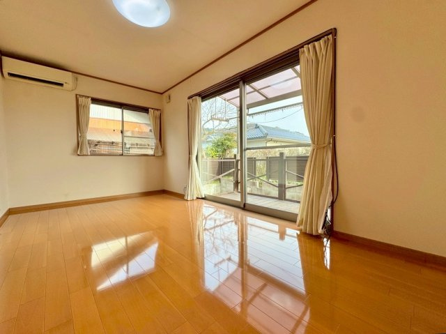 近江八幡市安土町東老蘇　中古戸建ての洋室|1F 8.1帖洋室。2面採光で明るい室内。