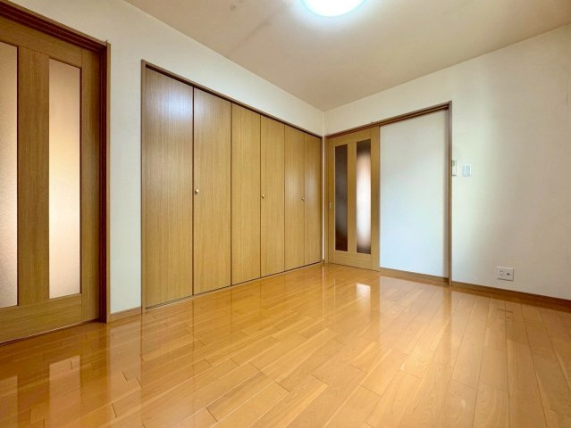 近江八幡市安土町東老蘇　中古戸建ての洋室|1F 6帖洋室。大型クローゼット完備で、お部屋がスッキリと片付きます。