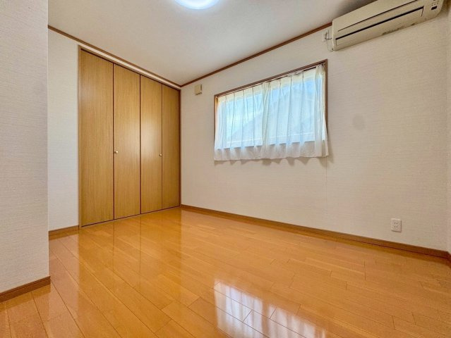 近江八幡市安土町東老蘇　中古戸建ての洋室|2F 5.6帖洋室。クローゼット完備でお部屋がスッキリと片付きます。