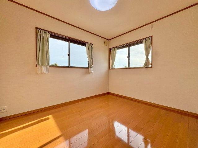 近江八幡市安土町東老蘇　中古戸建ての洋室|2F 6帖洋室。2面採光で明るい室内。