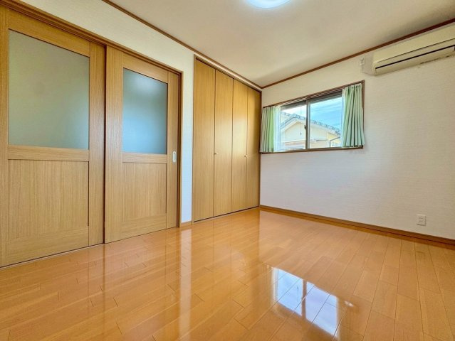 近江八幡市安土町東老蘇　中古戸建ての洋室|2F 6帖洋室。クローゼット完備です。