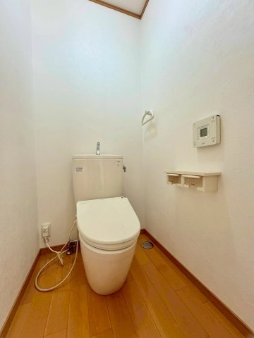 近江八幡市安土町東老蘇　中古戸建てのトイレ|2F トイレ。各階にトイレがあるので、ご家族みんなが快適に過ごすことができます。
