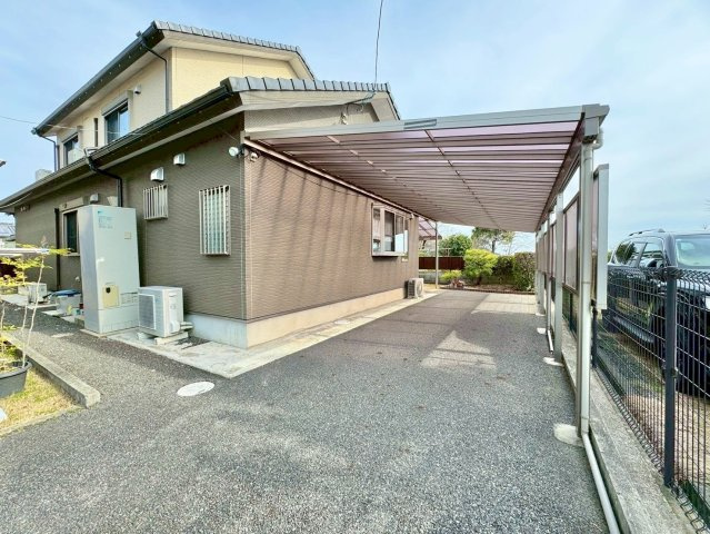 近江八幡市安土町東老蘇　中古戸建ての駐車場|駐車スペースには立派なカーポートが付いており、雨の日でもお車のお手入れが可能です。