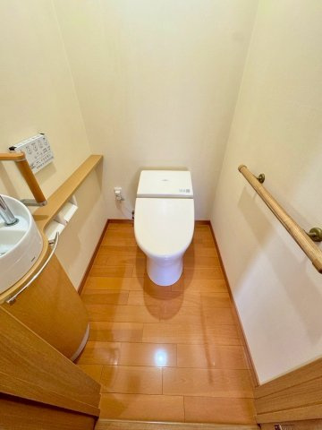近江八幡市安土町東老蘇　中古戸建てのトイレ|1F タンクレスでスッキリとした洋式トイレ。手洗い完備です。