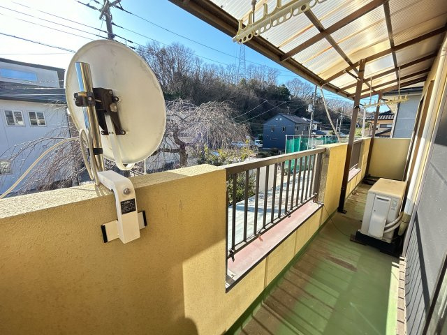 いわき市明治団地 中古住宅陽当たり良好！ 5LDK 不動産プラスのバルコニー|ベランダ写真です。BSアンテナの撤去と床は防水塗装を行います。南側にベランダが備え付けられているのでお布団やお洗濯ものを干すのにもってこいです。