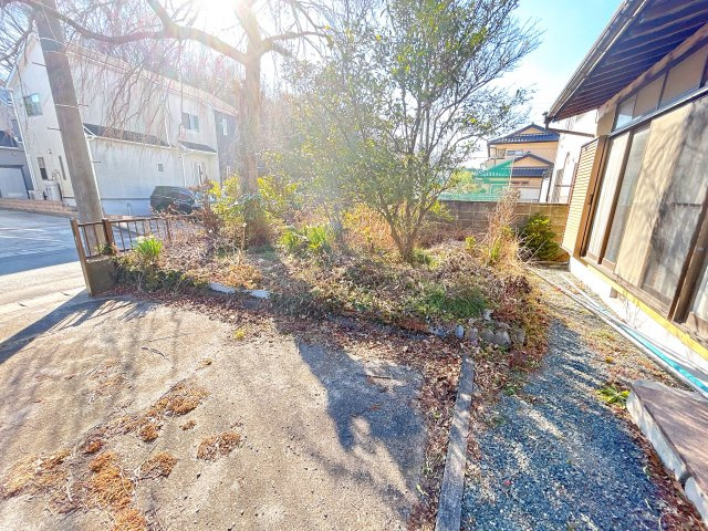 いわき市明治団地 中古住宅陽当たり良好！ 5LDK 不動産プラスの庭|お庭写真です。庭木の伐採と除草を行います。駐車場3台に加えてお庭もある住宅なので、使い勝手の良い住宅になっています。