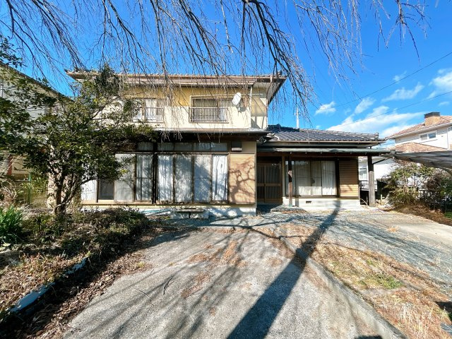 いわき市明治団地 中古住宅陽当たり良好！ 5LDK 不動産プラスの外観|外観別角度です。駐車場を2台から3台に拡張します。並列駐車が可能になるので車の出し入れでストレスフリーです。外壁塗装も行うのでおうちの印象がガラッと変わります。