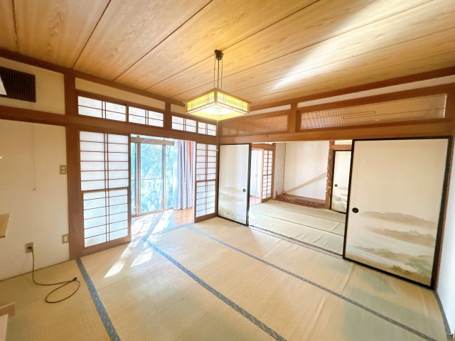 いわき市明治団地 中古住宅陽当たり良好！ 5LDK 不動産プラスの居間・リビング|リビング写真です。和室からLDKに間取りの変更を行います。壁天井のクロス張替と床はフローリングに張替します。対面式のキッチンになるので、お子様の様子を見ながらお料理可能です。