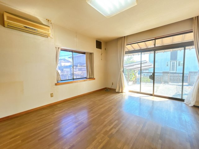 いわき市明治団地 中古住宅陽当たり良好！ 5LDK 不動産プラスの洋室|1階12帖洋室です。現状LDKから洋室に間取りの変更を行います。キッチン部分をWICに変更するので使い勝手の良いお部屋に生まれ変わります。