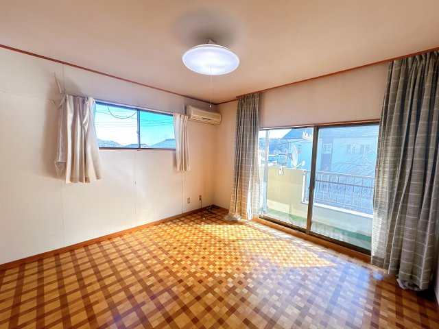 いわき市明治団地 中古住宅陽当たり良好！ 5LDK 不動産プラスの洋室|2階洋室です。壁天井のクロス張替と床はフローリング張りを行います。東側南側の二面採光のお部屋になっています。日当たりのよく温かいお部屋になっています。