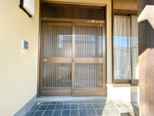 いわき市明治団地 中古住宅陽当たり良好！ 5LDK 不動産プラスの玄関|玄関ドアは引き戸タイプに新品交換します。玄関はおうちの顔。きれいな玄関でお客様をお出迎えしましょう。