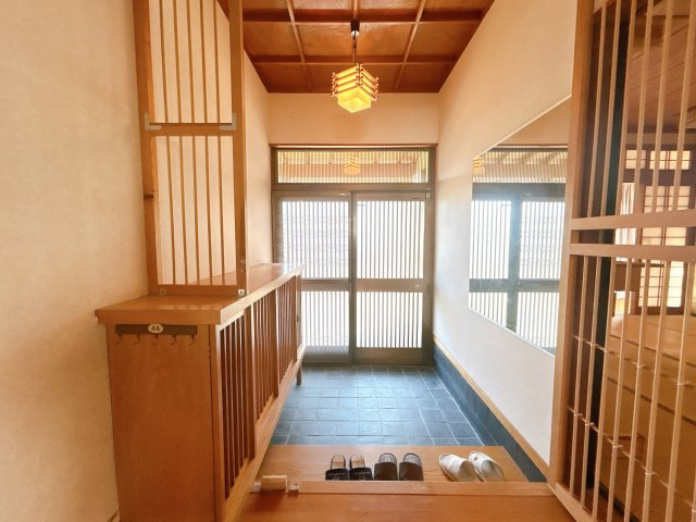 いわき市明治団地 中古住宅陽当たり良好！ 5LDK 不動産プラスの玄関|玄関内側写真です。壁天井のクロス張替と床はフローリング張りを行います。シューズボックスも新品交換します。