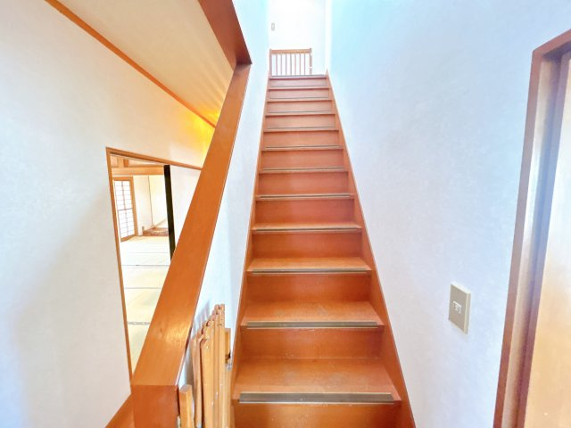 いわき市明治団地 中古住宅陽当たり良好！ 5LDK 不動産プラスの内装|階段写真です。階段と手すりの塗装、ノンスリップの交換を行います。手すりとノンスリップが付いているのでお子様からご高齢の方まで安心して昇降できます。