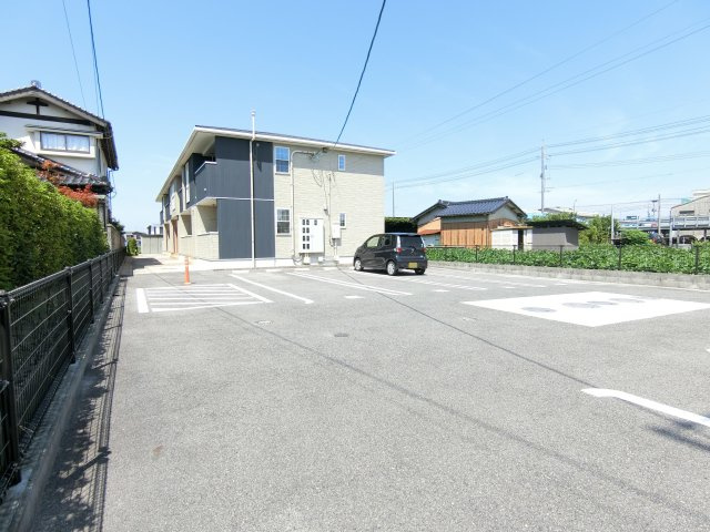 アジュールの駐車場