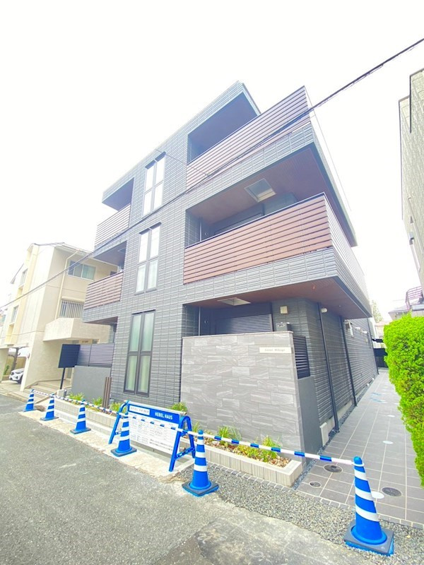 Lazos Mikageの外観