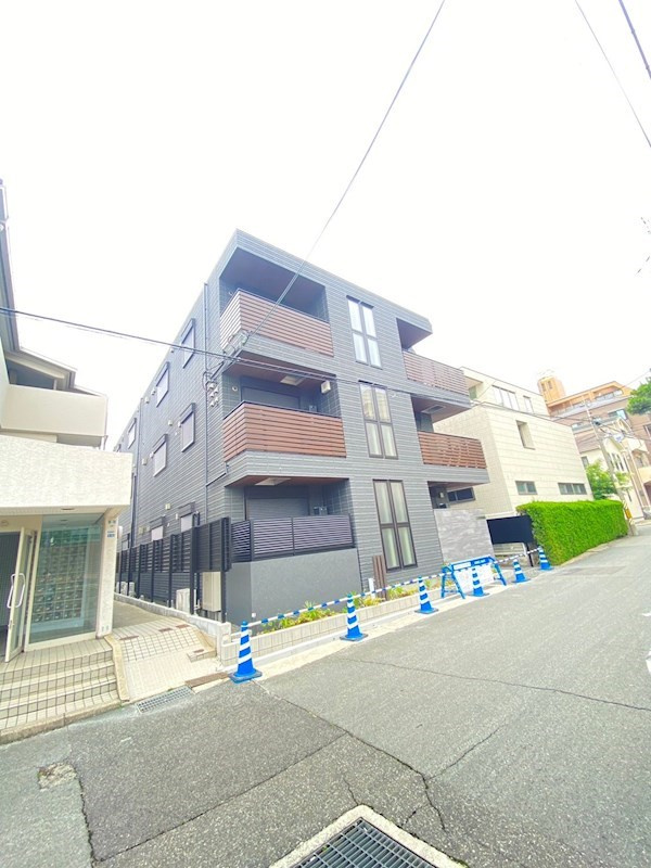 Lazos Mikageの外観