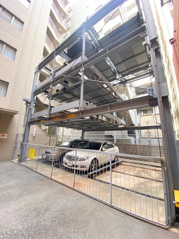コンフォール博多駅南の駐車場